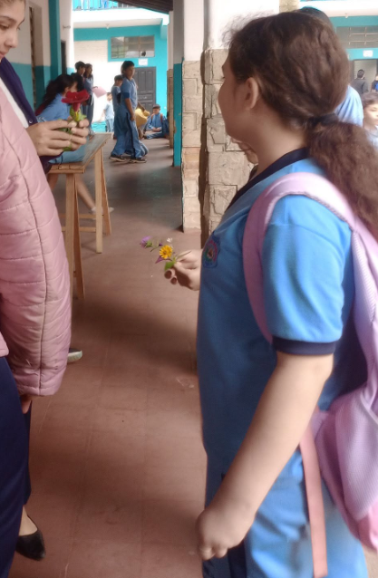 manos de ternuras en una flor